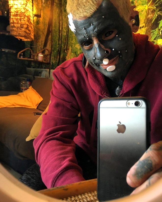 Adına yenilenme diyor! Dilini ikiye ayırdı, gözüne dövme yaptırdı, dudağ galerisi resim 8