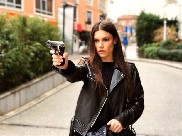 Arka Sokaklar'ın Zeliş'i dekolteli poz verdi, yorum yağmuruna  galerisi resim 1