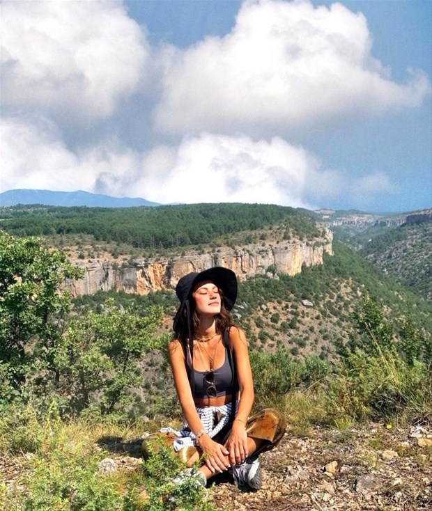 Arka Sokaklar'ın Zeliş'i dekolteli poz verdi, yorum yağmuruna  galerisi resim 12