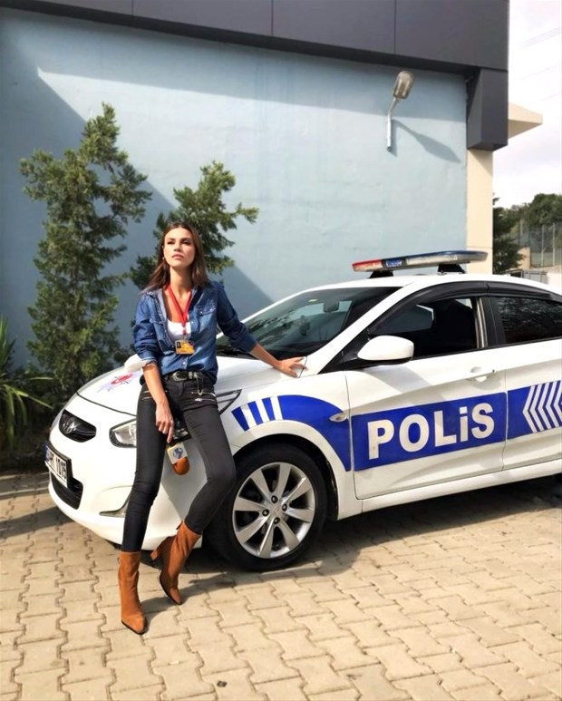 Arka Sokaklar'ın Zeliş'i dekolteli poz verdi, yorum yağmuruna  galerisi resim 2