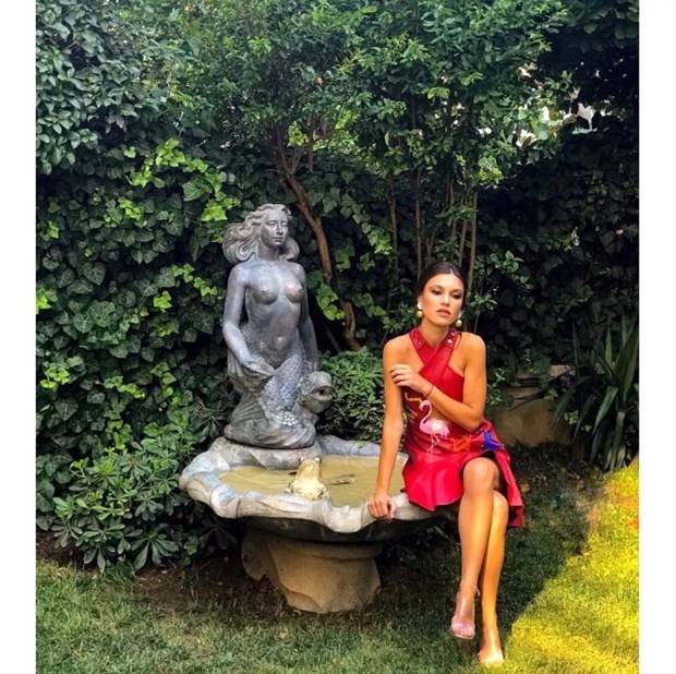 Arka Sokaklar'ın Zeliş'i dekolteli poz verdi, yorum yağmuruna  galerisi resim 3