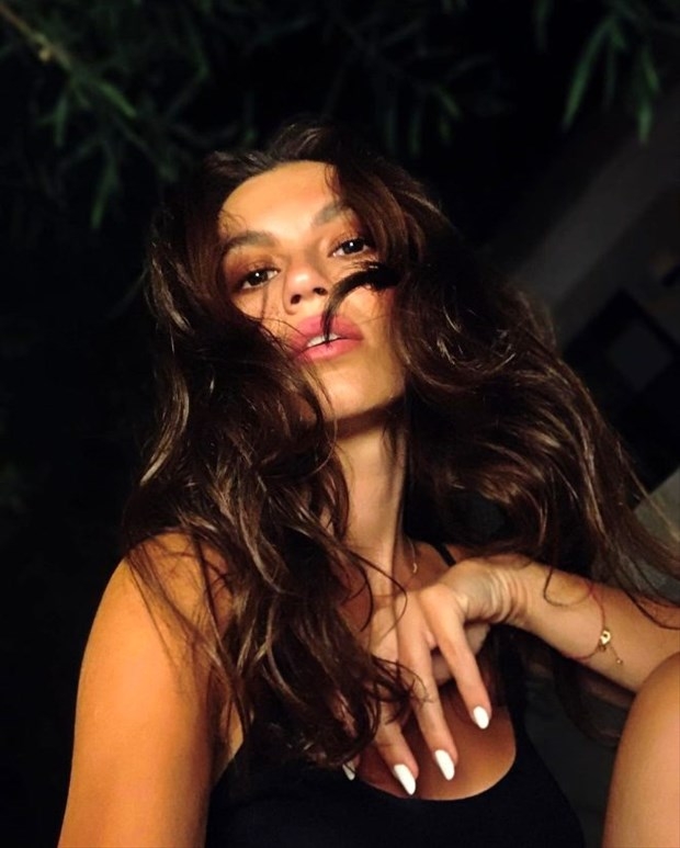 Arka Sokaklar'ın Zeliş'i dekolteli poz verdi, yorum yağmuruna  galerisi resim 4