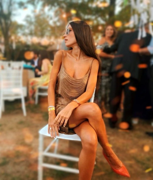 Arka Sokaklar'ın Zeliş'i dekolteli poz verdi, yorum yağmuruna  galerisi resim 9