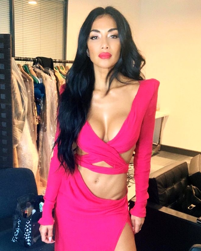 Sauna keyfi yapan 42 yaşındaki şarkıcı kağıt kadar ince bikinisiyle poz  galerisi resim 4