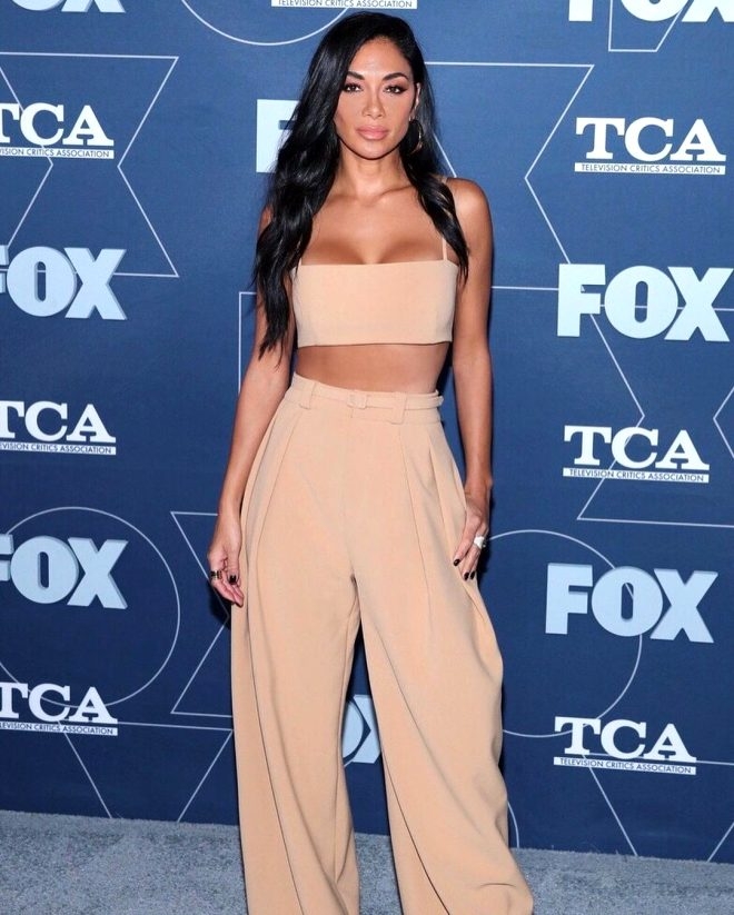 Sauna keyfi yapan 42 yaşındaki şarkıcı kağıt kadar ince bikinisiyle poz  galerisi resim 6