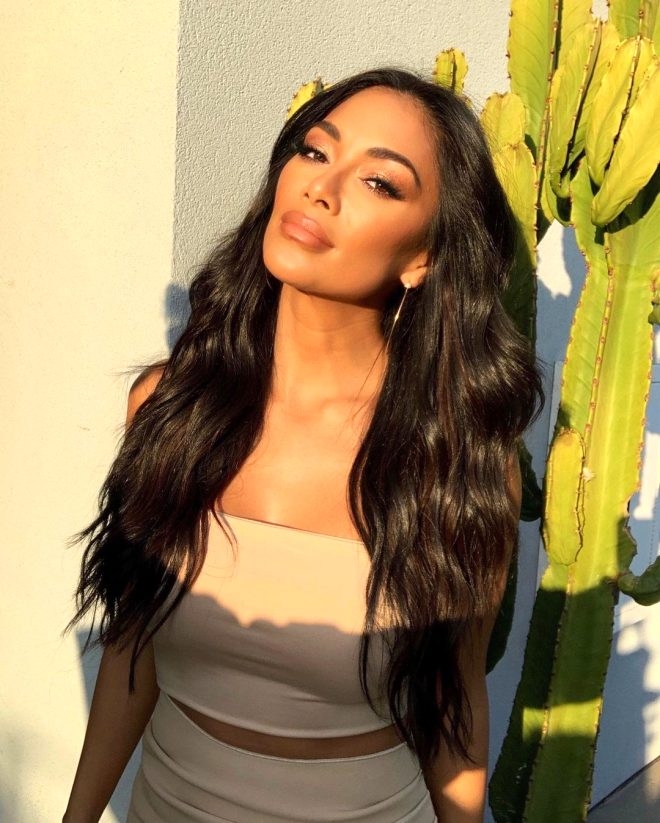 Sauna keyfi yapan 42 yaşındaki şarkıcı kağıt kadar ince bikinisiyle poz  galerisi resim 7