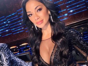 Sauna keyfi yapan 42 yaşındaki şarkıcı kağıt kadar ince bikinisiyle poz 