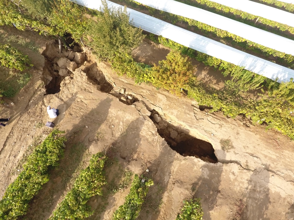 Manisa'da fay hattı üzerinde dev yarıklar oluştu galerisi resim 1