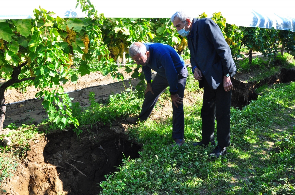 Manisa'da fay hattı üzerinde dev yarıklar oluştu galerisi resim 2