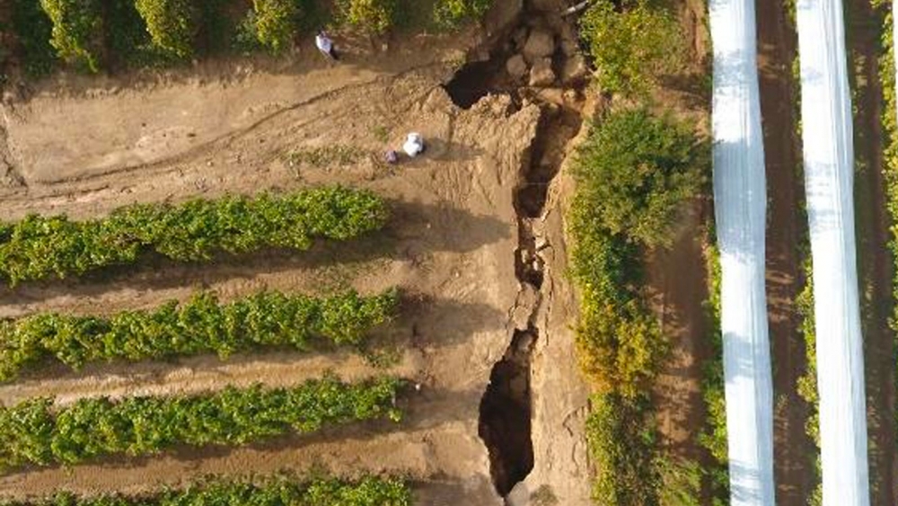 Manisa'da fay hattı üzerinde dev yarıklar oluştu galerisi resim 3