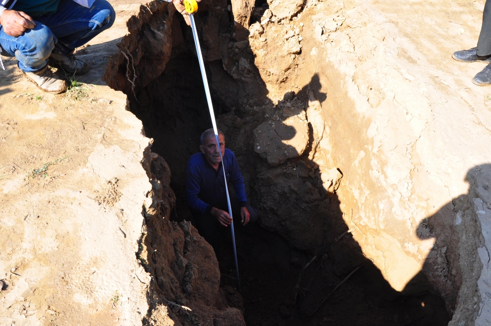 Manisa'da fay hattı üzerinde dev yarıklar oluştu galerisi resim 4