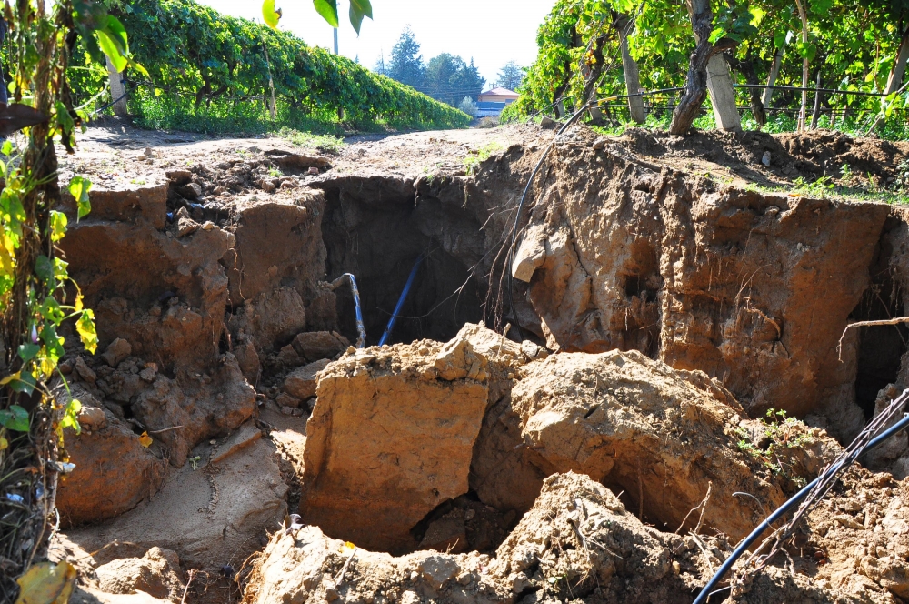 Manisa'da fay hattı üzerinde dev yarıklar oluştu galerisi resim 5
