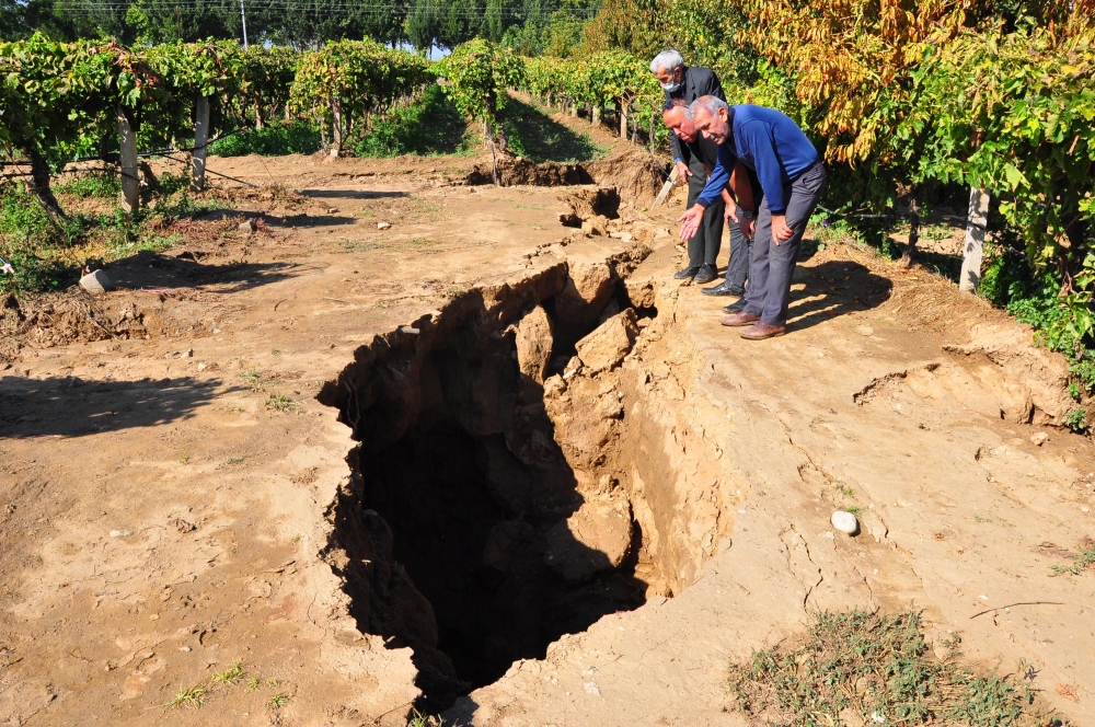 Manisa'da fay hattı üzerinde dev yarıklar oluştu galerisi resim 6