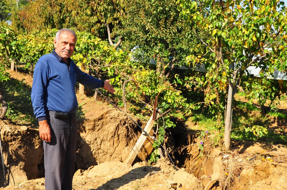 Manisa'da fay hattı üzerinde dev yarıklar oluştu galerisi resim 7
