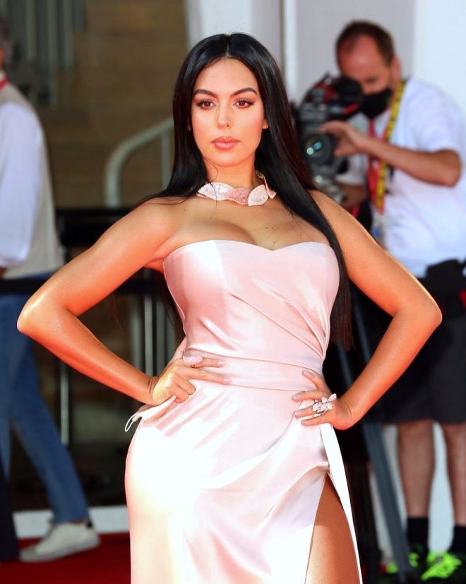 Milyonların içinde yüzen Ronaldo'nun kız arkadaşı geçmişiyle yürek  galerisi resim 14