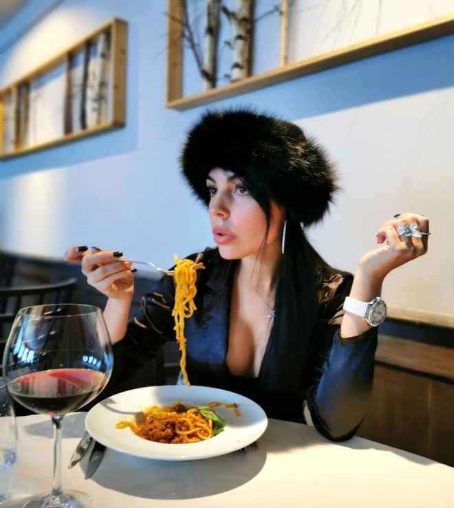 Milyonların içinde yüzen Ronaldo'nun kız arkadaşı geçmişiyle yürek  galerisi resim 5