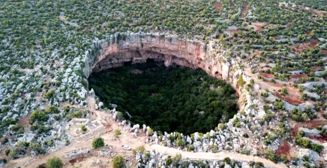 Ne zaman oluştuğu bilinmiyor! Burası Akdeniz'in aşağı dünyaya açıla galerisi resim 1
