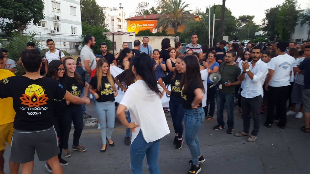 Gençler 3 gündür oradan ayrılmadı galerisi resim 8