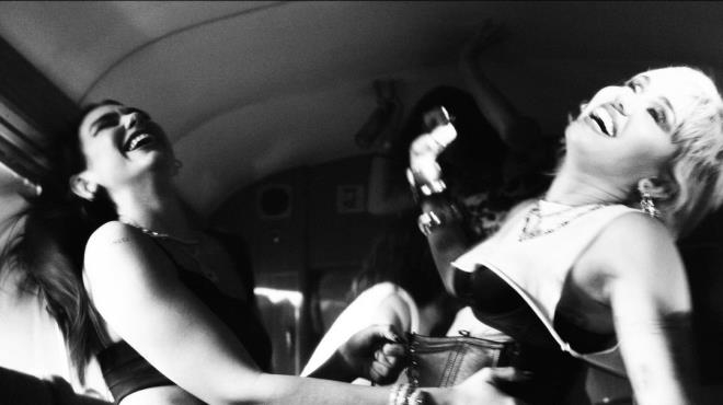 Dua Lipa ile müstehcen pozlar veren Miley Cyrus'tan bomba yorum: Ma galerisi resim 7