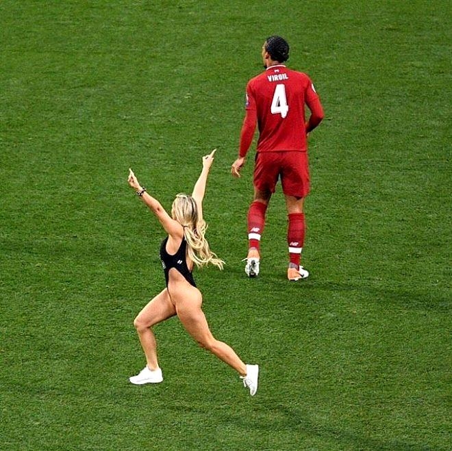 Şampiyonlar Ligi maçında sahaya yarı çıplak atlayan modelin son paylaşım galerisi resim 1