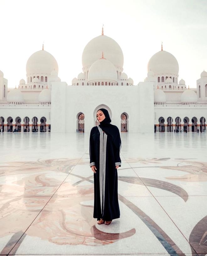 Şampiyonlar Ligi maçında sahaya yarı çıplak atlayan modelin son paylaşım galerisi resim 2