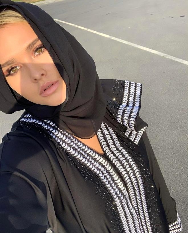 Şampiyonlar Ligi maçında sahaya yarı çıplak atlayan modelin son paylaşım galerisi resim 3