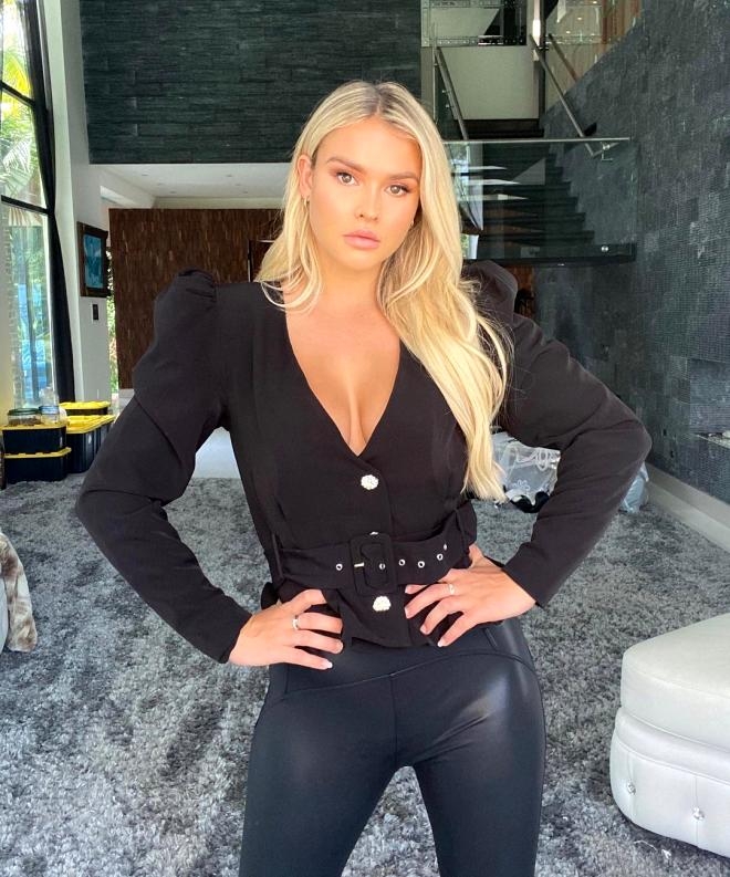 Şampiyonlar Ligi maçında sahaya yarı çıplak atlayan modelin son paylaşım galerisi resim 4