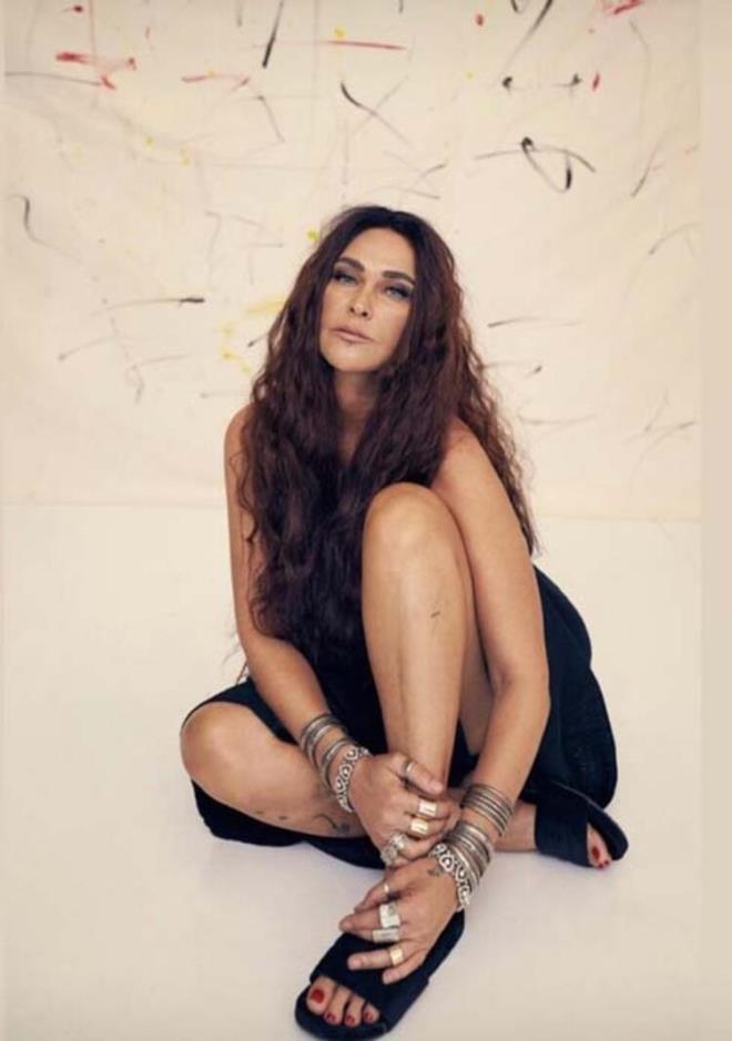 55'lik Hülya Avşar üstsüz paylaşımıyla genç kızlara taş çıkardı galerisi resim 5