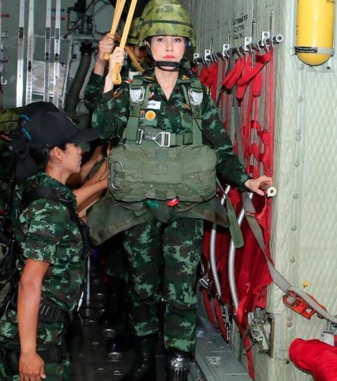Tayland Kralı, çıplak fotoğrafları ifşa olan metresiyle hapishane temizl galerisi resim 6