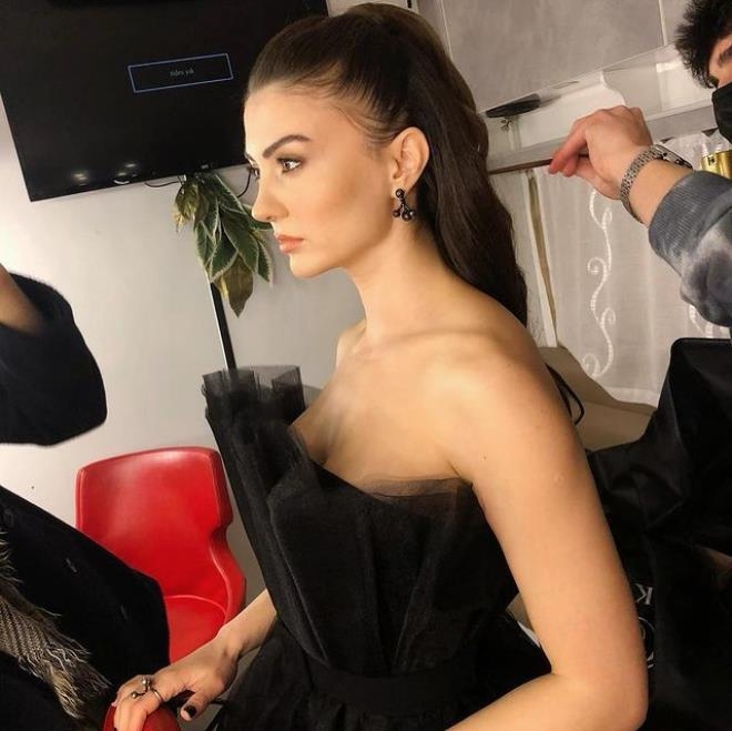 Burcu Özberk itirafıyla sosyal medyayı ikiye böldü: Evlenmeden anne olab galerisi resim 2