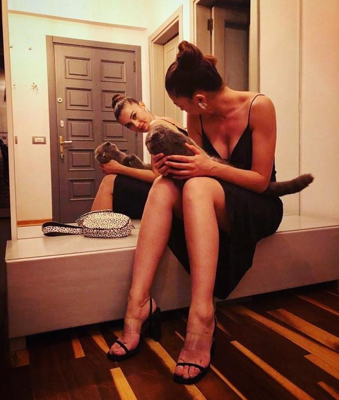 Burcu Özberk itirafıyla sosyal medyayı ikiye böldü: Evlenmeden anne olab galerisi resim 3