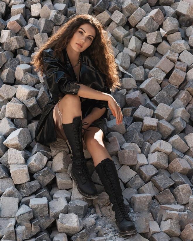 Burcu Özberk itirafıyla sosyal medyayı ikiye böldü: Evlenmeden anne olab galerisi resim 6