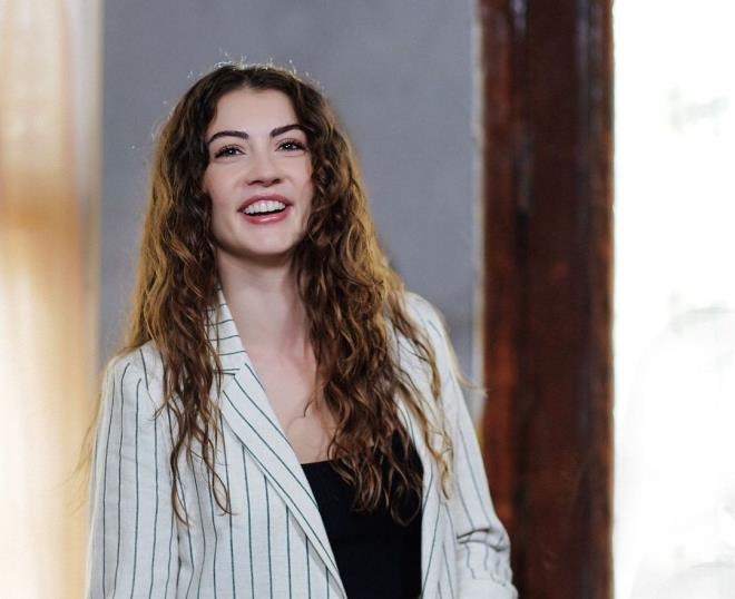 Burcu Özberk itirafıyla sosyal medyayı ikiye böldü: Evlenmeden anne olab galerisi resim 9