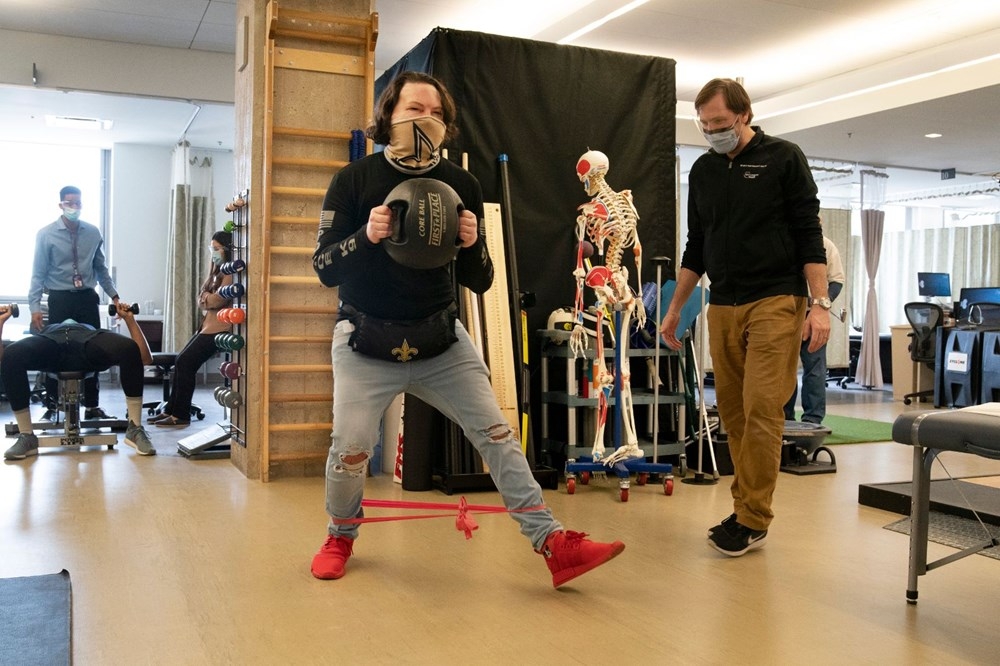 Dünyanın ilk başarılı eş zamanlı yüz ve çift el nakli operasyonu galerisi resim 11