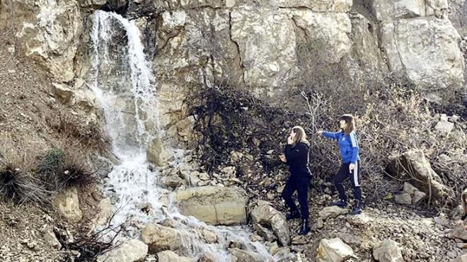 Spil Dağı'ndaki gizemli şelalenin ne kaynağı belli ne de suyun nere galerisi resim 4