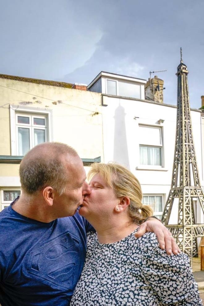 Koronavirüs yüzünden yıl dönümü planları bozulan adam, eşi için Eyfel Ku galerisi resim 6