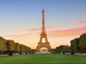 Koronavirüs yüzünden yıl dönümü planları bozulan adam, eşi için Eyfel Ku