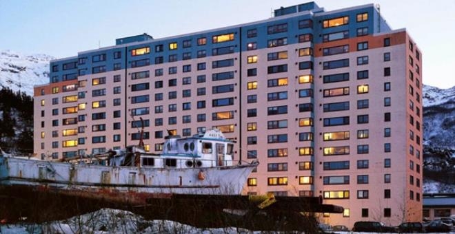 Bakkalı, okulu her şeyi bir arada! Tüm kasaba tek bir binada yaşıyor galerisi resim 1