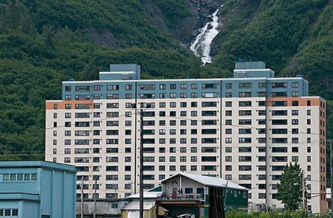 Bakkalı, okulu her şeyi bir arada! Tüm kasaba tek bir binada yaşıyor galerisi resim 13