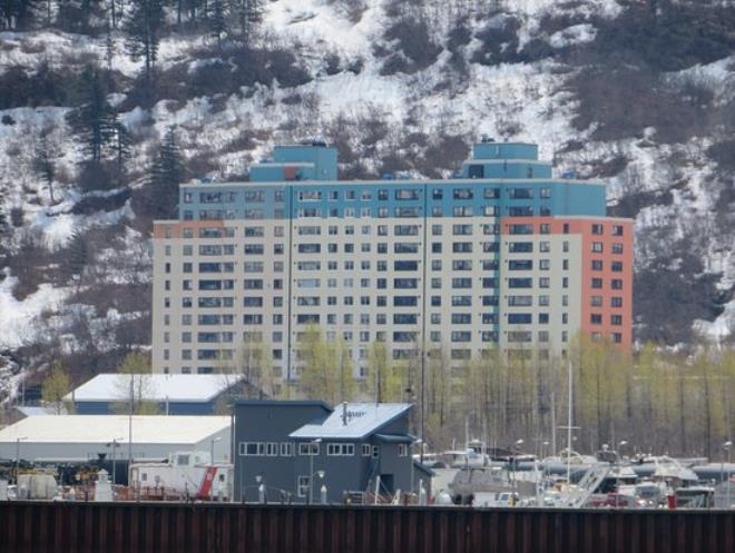 Bakkalı, okulu her şeyi bir arada! Tüm kasaba tek bir binada yaşıyor galerisi resim 2