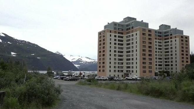 Bakkalı, okulu her şeyi bir arada! Tüm kasaba tek bir binada yaşıyor galerisi resim 9