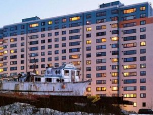 Bakkalı, okulu her şeyi bir arada! Tüm kasaba tek bir binada yaşıyor