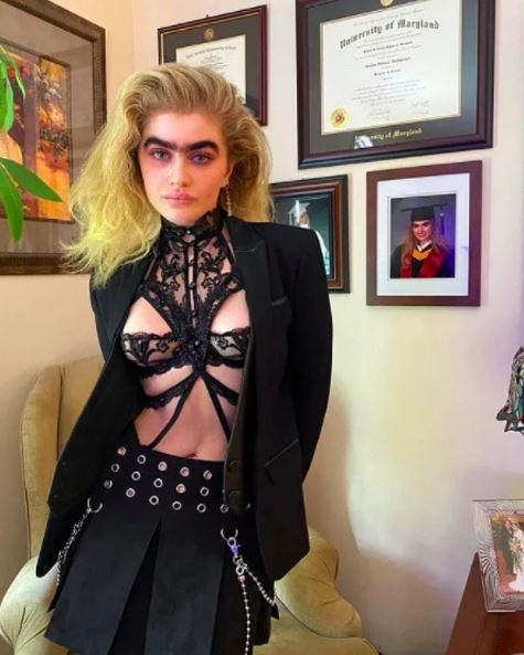 Kaşlarını Almayan Kıbrıslı Instagram Modeli  gündem oldu! galerisi resim 3