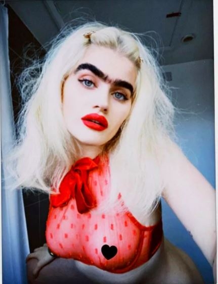 Kaşlarını Almayan Kıbrıslı Instagram Modeli  gündem oldu! galerisi resim 6