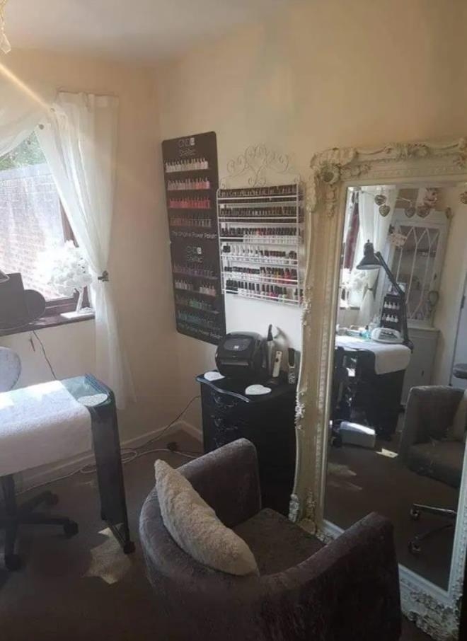 İşini kaybeden kuaför, müstehcen fotoğraflarını satarak milyoner oldu galerisi resim 7