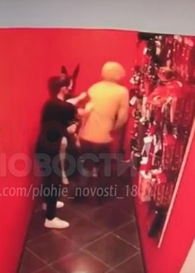 Kasiyer, mağazada şişme bebekle ilişkiye girmeye çalışan adama saldırdı galerisi resim 1