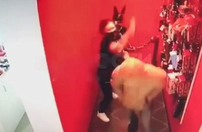 Kasiyer, mağazada şişme bebekle ilişkiye girmeye çalışan adama saldırdı galerisi resim 2