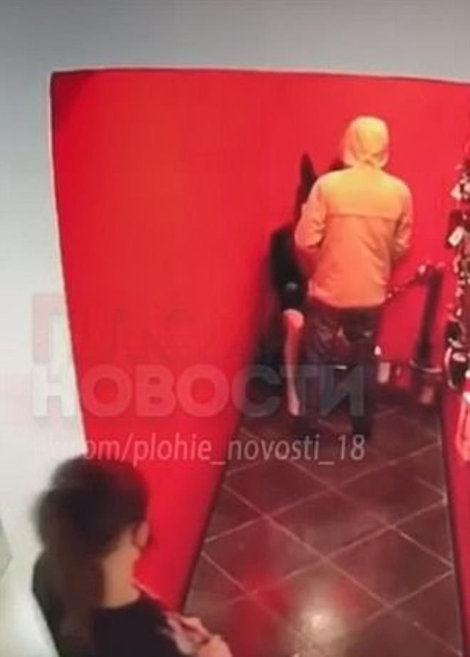 Kasiyer, mağazada şişme bebekle ilişkiye girmeye çalışan adama saldırdı galerisi resim 3