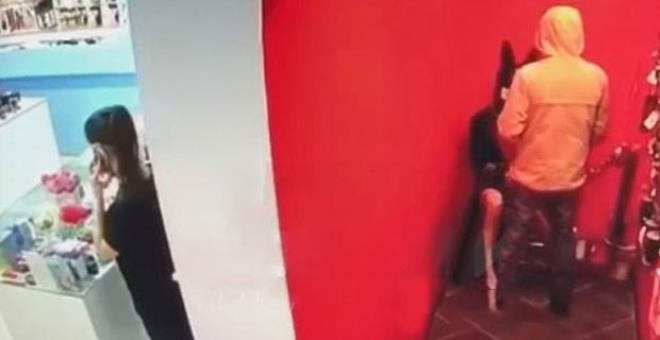 Kasiyer, mağazada şişme bebekle ilişkiye girmeye çalışan adama saldırdı galerisi resim 4