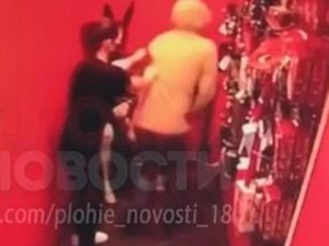 Kasiyer, mağazada şişme bebekle ilişkiye girmeye çalışan adama saldırdı